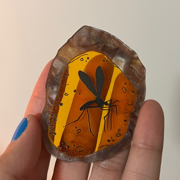 Jurassic park inspired transluscent amber mosquito brooch - Picture 4 of 5